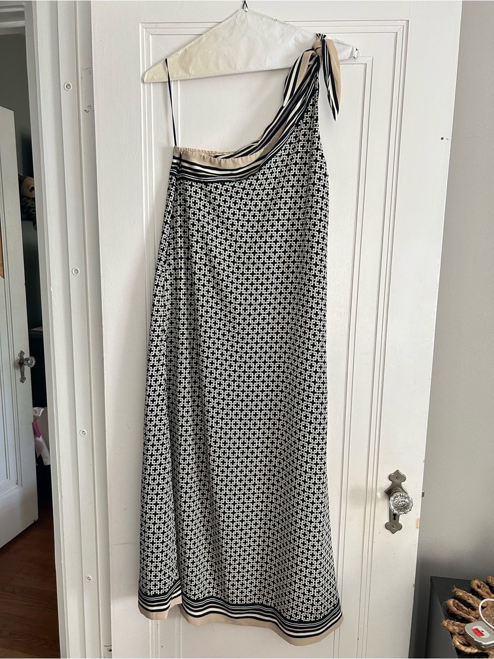 Women’s Abercrombie black and white one shoulder dress